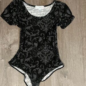 Derek Heart Black & Gray Damask Scoop-Neck Short Sleeve Bodysuit